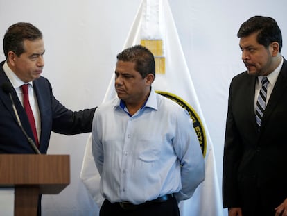Mario Escobar, padre de Debanhi Escobar, asiste a una conferencia de prensa para discutir el caso de su hija en el edificio de la Fiscalía General del Estado, en Monterrey, el 13 de mayo de 2022.