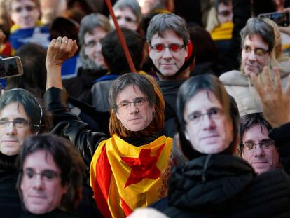Manifestantes llevan mascaras de Carles Puigdemont durante una protesta en Barcelona. 