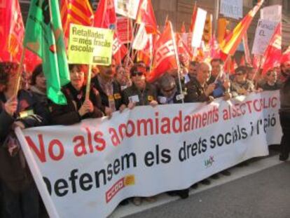 Manifestación contra los recortes ante la Conselleria de Gobernación.