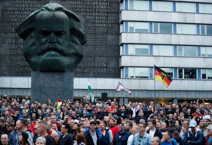 Concentración de manifestantes de ultraderecha junto a un monumento de Karl Max, en Chemnitz (Alemania).