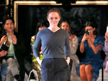 Stella McCartney saluda en su último desfile.