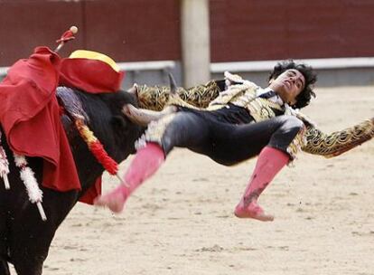 Francisco Pajares, en el momento en que el cuarto toro de la tarde le cogió por segunda vez.