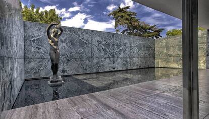 Interior del pavelló Mies van der Rohe.