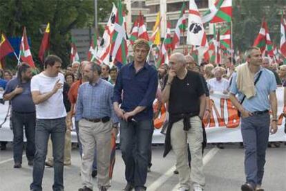 Otegi (primero por la izquierda) y Permach (primero por la derecha), en la manifestación de ayer en Pamplona.