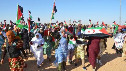 Manifestantes saharauis en el campo de refugiados de Rabuni, el más importante de la región argelina de Tinduf, apoyan a la activista Sultana Khaya y piden a la ONU un mecanismo de vigilancia que frene el incremento de la represión policial marroquí en las zonas ocupadas de la antigua colonia española del Sahara Occidental en febrero de 2020.