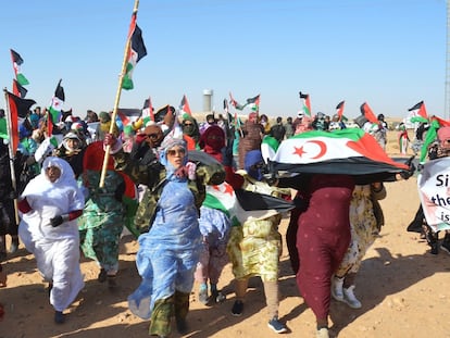Manifestantes saharauis en el campo de refugiados de Rabuni, el más importante de la región argelina de Tinduf, apoyan a la activista Sultana Khaya y piden a la ONU un mecanismo de vigilancia que frene el incremento de la represión policial marroquí en las zonas ocupadas de la antigua colonia española del Sahara Occidental en febrero de 2020.