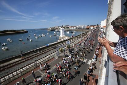 El pelotón en la primera etapa del Tour entre Noirmoutier-en-l'ile y Fontenay-le Comte.