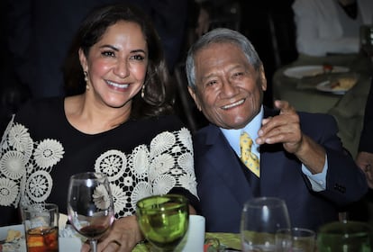 Laura Elena Villa y Armando Manzanero en una fiesta en Ciudad de México en enero de 2020.