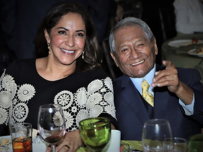 Laura Elena Villa y Armando Manzanero en una fiesta en Ciudad de México en enero de 2020.
