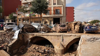 Vehículos destrozados tras el paso de la dana por Catarroja, Valencia, el pasado 31 de octubre.