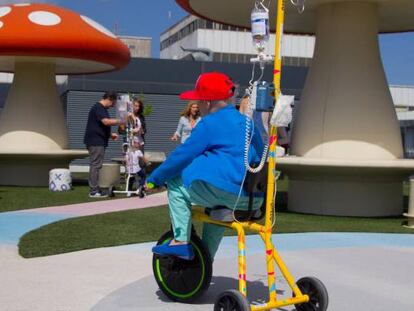 Un ni&ntilde;o pasea con un &#039;kiciclo&#039; por el jard&iacute;n de la azotea del Hospital La Paz, en Madrid.