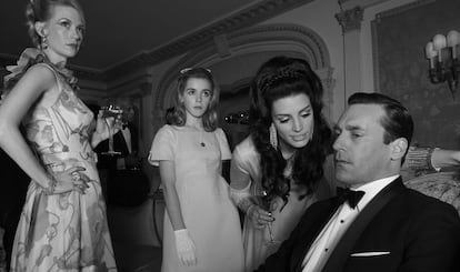 Don Draper y parte de sus mujeres.