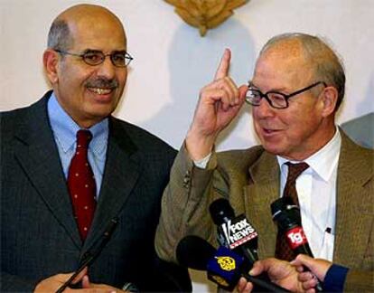 El jefe de los inspectores, Hans Blix (derecha),  junto al director de la OIEA, Mohamed el Baradei.