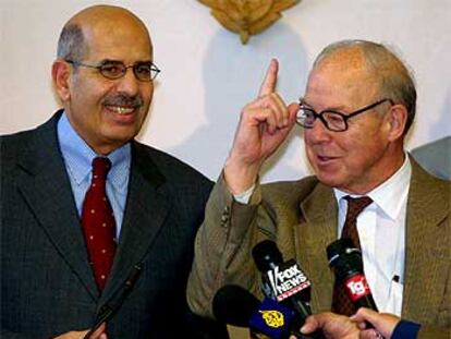 El jefe de los inspectores, Hans Blix (derecha),  junto al director de la OIEA, Mohamed el Baradei.