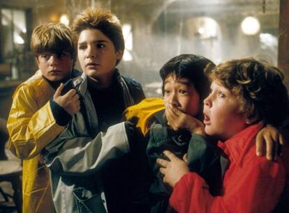 Corey Feldman, segundo por la izquierda en 'Los Goonies'.