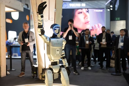 Visitantes contemplan un robot en movimiento en el Mobile World Congress, este lunes.