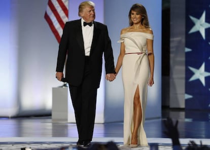 El presidente Donald Trump y la primera dama Melania Trump llegando a la fiesta después de la investidura presidencial el 20 de enero de 2017.