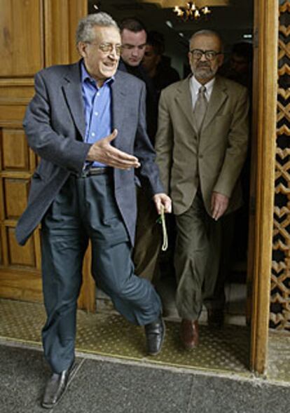 Brahimi (izquierda), junto al presidente del Consejo de Gobierno iraquí.
/ REUTERS