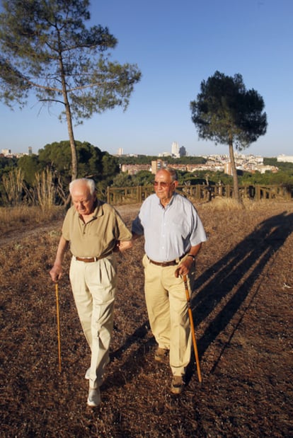 Jose Luís Rodríguez Viñals (a la izquierda en la imagen), excombatiente nacional que entró con las fuerzas del caudillo en Madrid, y alfredo Salas Viu (con gafas), aviador republicano.