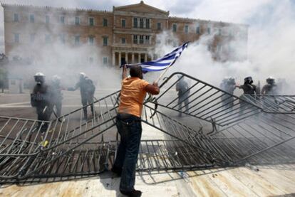 Las protestas frente al Parlamento griego, en la plaza Sintagma de Atenas, se han convertido en una imagen repetida de la crisis que afecta a la zona euro.