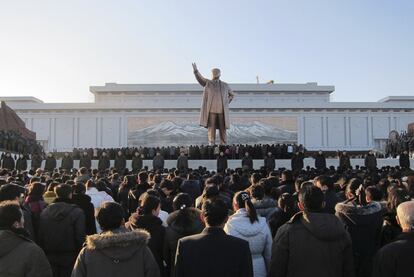 Cientos de norcoreanos lloran la muerte de Kim Jong-il ante la estatua de su padre, Kim il-Sung.