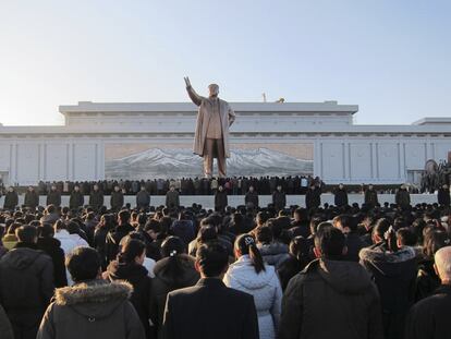 Cientos de norcoreanos lloran la muerte de Kim Jong-il ante la estatua de su padre, Kim il-Sung.
