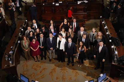 Miembros de la recién conformada Comisión Experta para el proceso constituyente posan hoy en la antigua sede del Congreso en Santiago (Chile).