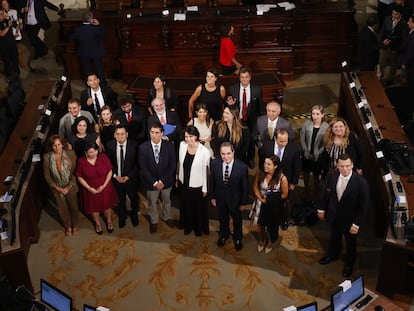 Miembros de la recién conformada Comisión Experta para el proceso constituyente posan hoy en la antigua sede del Congreso en Santiago (Chile).