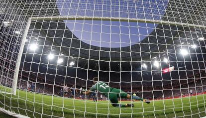 Oblak detiene la pena máxima lanzada por Aduriz.