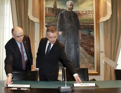 El presidente de Euskaltzaindia, Andrés Urrutia (izquierda), y el 'lehendakari' Iñigo Urkullu, antes de iniciar su reunión.