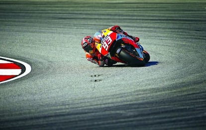 Marc M&aacute;rquez toma la curva n&uacute;mero 1 del circuito de Sepang durante el &uacute;ltimo Gran Premio de Malasia.