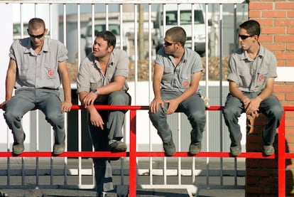 Cuatro jóvenes trabajadores de empresas contratadas por Repsol YPF de Puertollano (Ciudad Real), en una protesta en agosto de 2003.