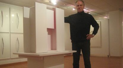 El artista Dionisio Gázquez en su exposición de Mutxamel.