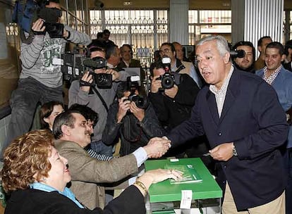 El Partido Popular ha pedido el voto favorable al nuevo texto. Su presidente en Andalucía depositaba su voto en un colegio electoral del sevillano barrio de Los Remedios.