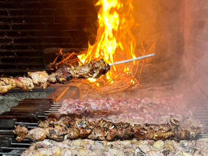 Los pincho de lechazo XXL del Mesón Carlos, en Traspinedo (Valladolid), con la hoguera de sarmientos de Vega Sicilia.