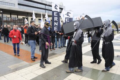 Sindicalistas de la Ertzaintza protestan ayer ante la sede del Gobierno en Vitoria mientras se reunía la Mesa de la Función Pública.