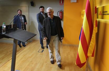 El presidente de ERC, Oriol Junqueras (i), el cabeza de lista de ERC en las elecciones generales, Gabriel Rufián (c), y el candidato al Senado, el juez Santiago Vidal (d), durante la rueda de prensa que han ofrecido tras la reunión de la ejecutiva de los republicanos que se ha celebrado hoy en su sede de Barcelona, para analizar los resultados de la elecciones generales celebradas ayer.