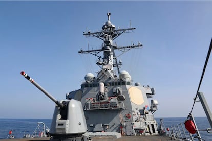 El destructor estadounidense USS Milius, a su paso por el estrecho de Taiwán el pasado 16 de abril, tras las maniobras militares del ejército chino en torno a la isla.

