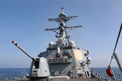 El destructor estadounidense USS Milius, a su paso por el estrecho de Taiwán el pasado 16 de abril, tras las maniobras militares del ejército chino en torno a la isla.