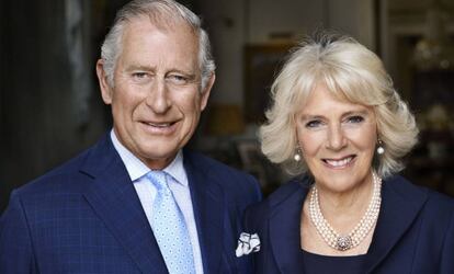 Carlos de Inglaterra y Camilla Parker Bowles en el retrato oficial difundido por el 70 cumplea&ntilde;os de la duquesa.