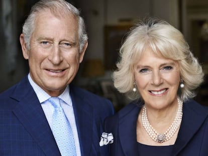 Carlos de Inglaterra y Camilla Parker Bowles en el retrato oficial difundido por el 70 cumplea&ntilde;os de la duquesa.