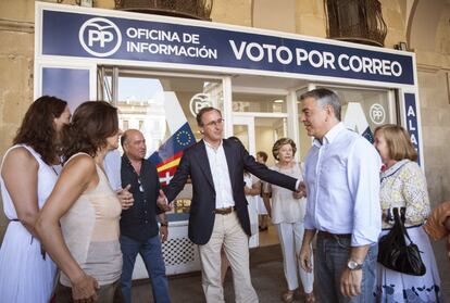 El candidato a Lehendakari y presidente del Partido Popular en el País Vasco, Alfonso Alonso, momentos antes de su comparececia en el acto de inauguración de la oficina electoral de esta formación en Vitoria.