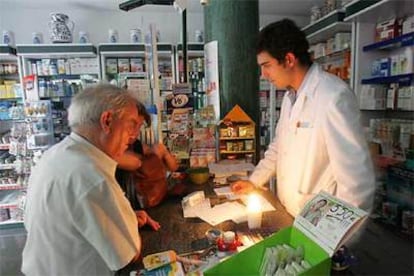 Una farmacia cercana al hospital Clínico afectada por los apagones.