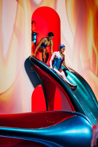 Las nadadoras durante el espectáculo de Louboutin.