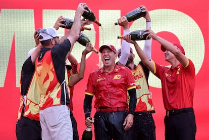 Sergio García celebra con su equipo la victoria en el torneo de LIV en Hong Kong, este domingo.