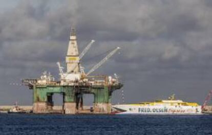 Plataforma petrolífera flotante más grande del mundo, "Eirik Raude", en el puerto de Las Palmas de Gran Canaria. EFE/Archivo