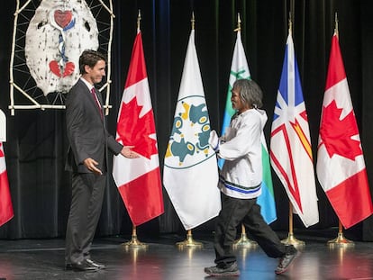 Justin Trudeau con el superviviente de las residencias Toby Obed.