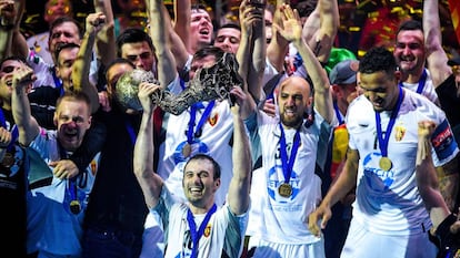 Los jugadores del Vardar levantan el trofeo de campeón de la Champions.