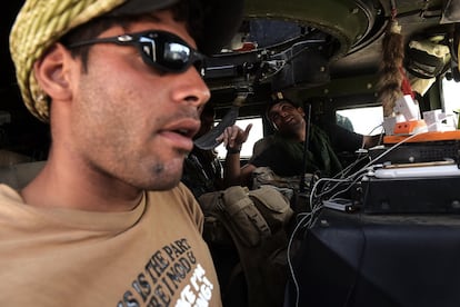 Un convoy de soldados de las fuerzas especiales iraquíes se dirigen al frente de Qaraqosh en la batalla por liberar Mosul.