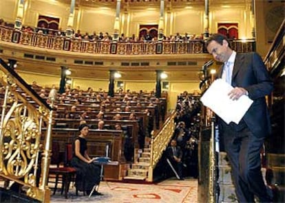 José Luis Rodríguez Zapatero baja de la tribuna de oradores tras una de sus intervenciones en el pleno de ayer.